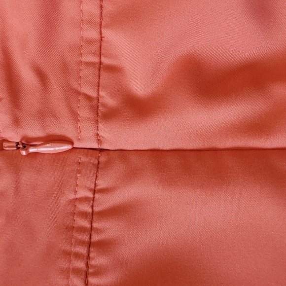 IZOD, ladies coral skort. Size 8 X-tra dry. 1 Zipper pocket. 100% polyester golf - Picture 6 of 7